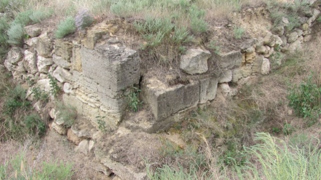 Руины усадьбы на отдыхе на Азовском море в Новоотрадном