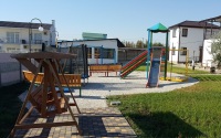 Детская площадка на отдыхе в Новоотрадном